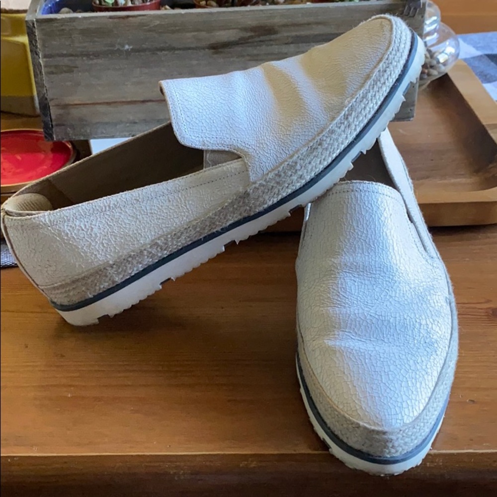 Lightly worn White Donald J Pliner   boat shoes